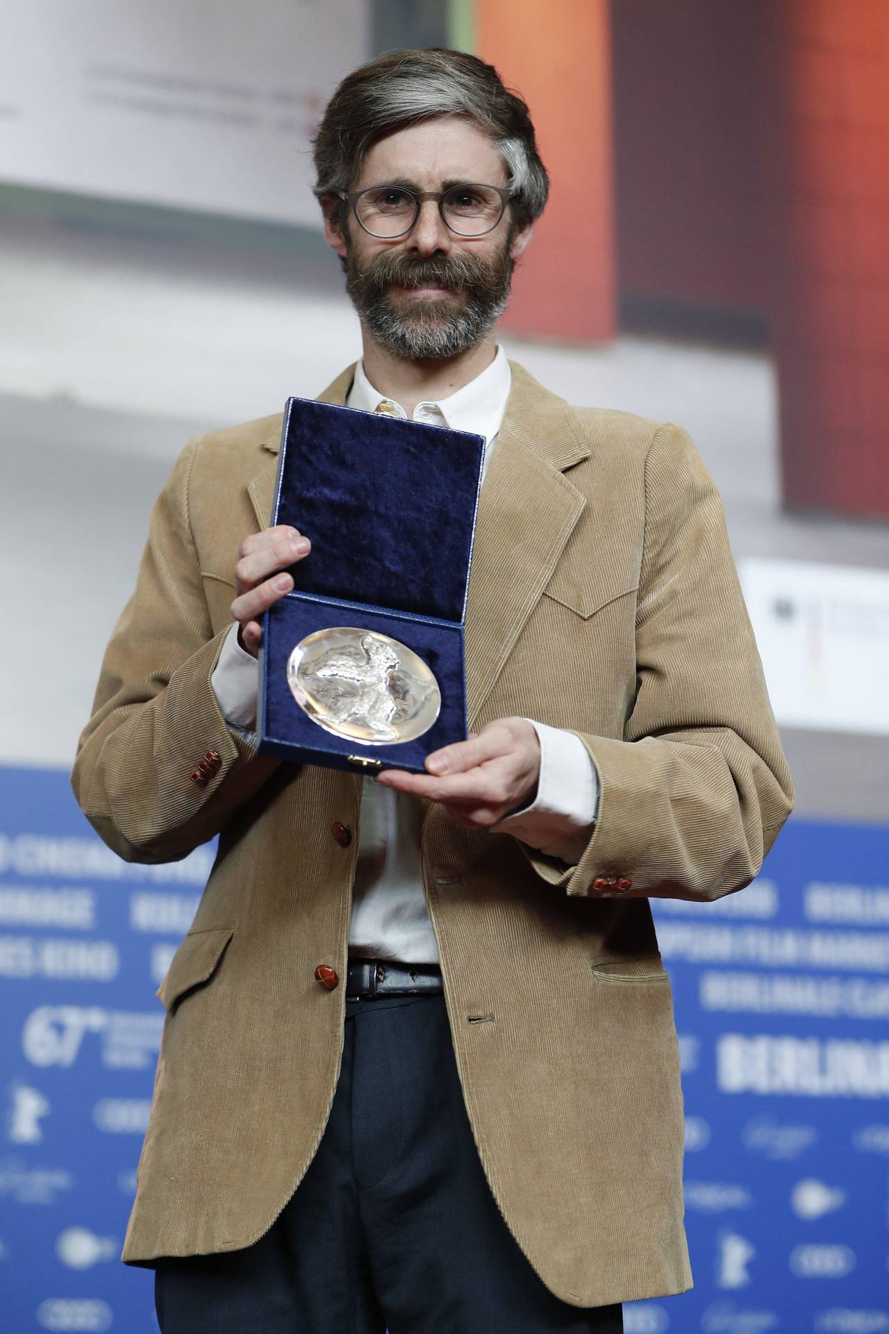 Premiados. Esteban Arrangoiz obtuvo el Oso de Plata al mejor cortometraje y Everardo González se llevó el de Amnistía Internacional. (EFE)
