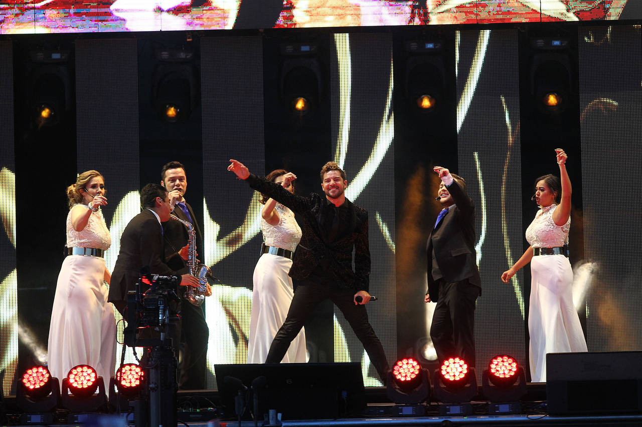 Entrega. El cantante español David Bisbal fue uno de los primeros en subir al escenario del homenaje Eternamente Juan Gabriel. (EFE)