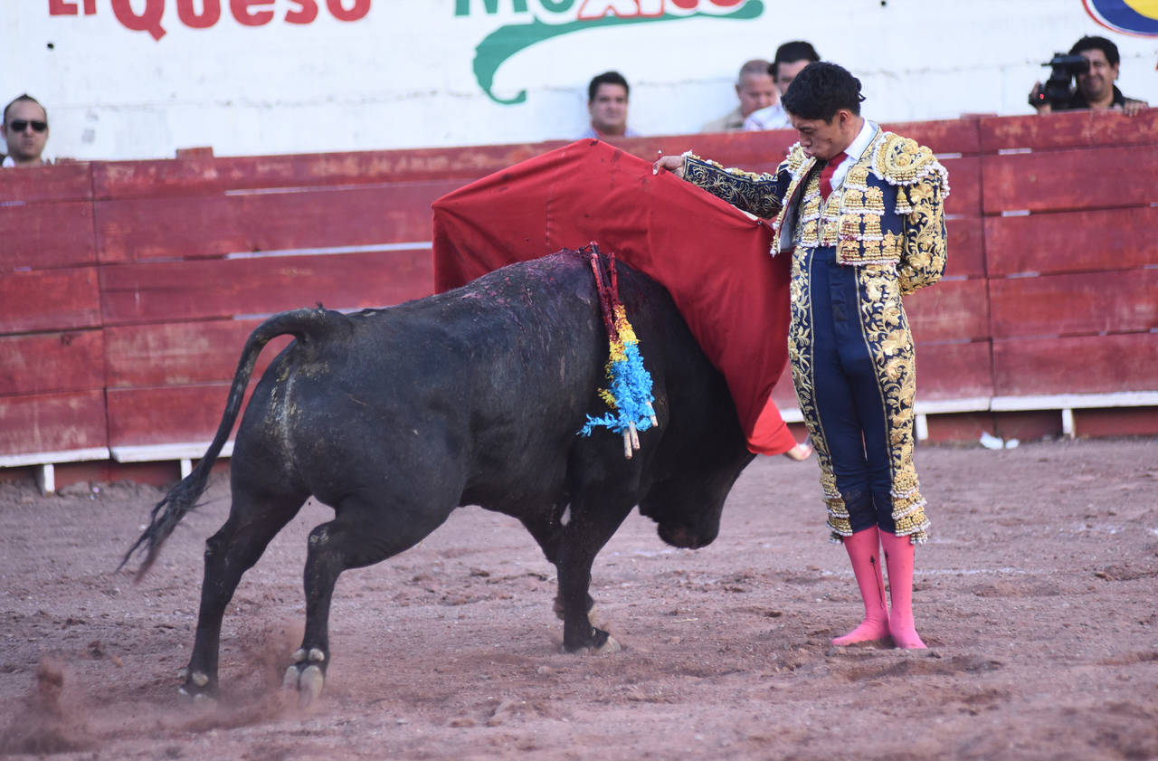 El torero tlaxcalteca Sergio Flores fue el triunfador de la tarde al cortar dos orejas. (Fotos de Jesús Galindo)