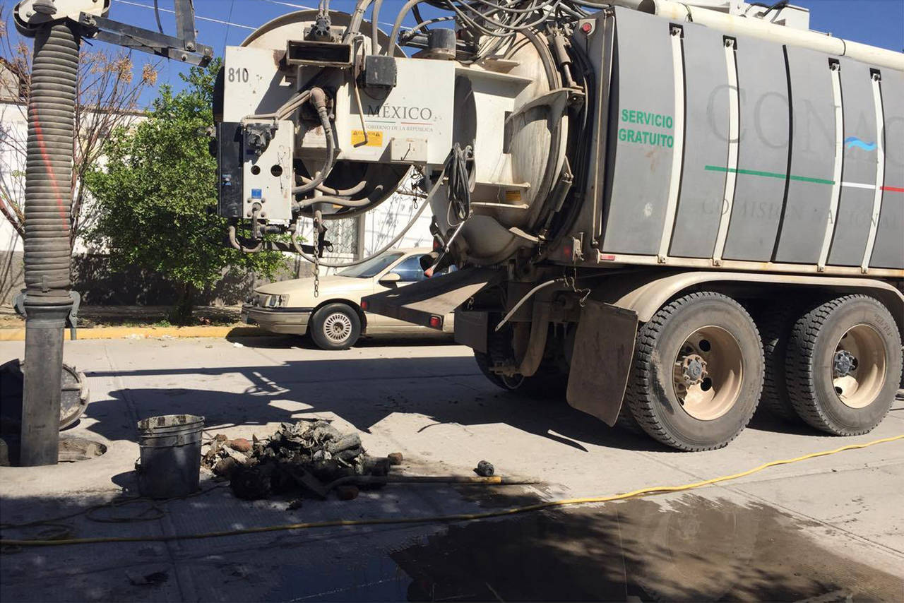 Préstamo. Conagua facilitó al Simas Madero un camión váctor para limpiar red de drenaje y evitar derrame de agua negra.