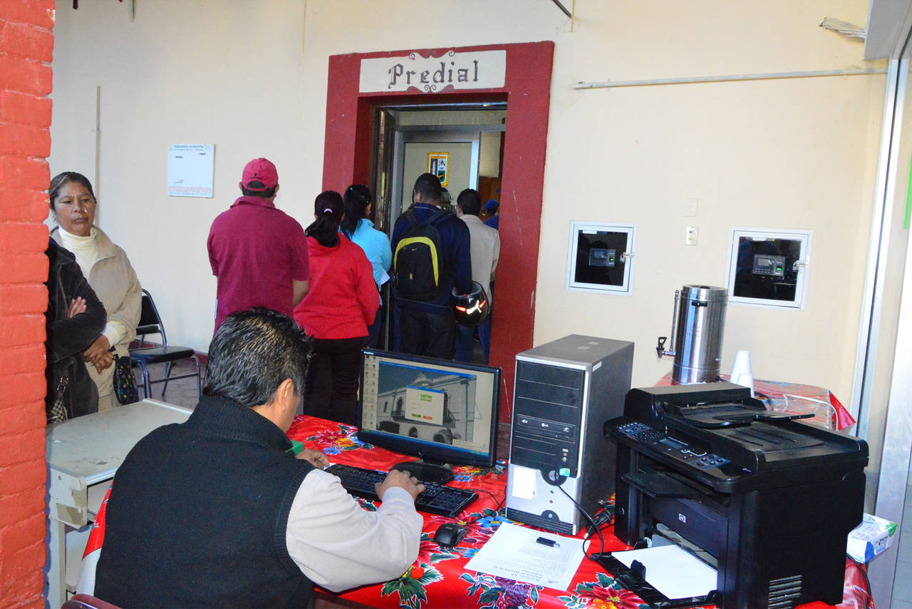 Cumplimento. Contribuyentes responden a pago del impuesto Predial en el municipio de Lerdo.