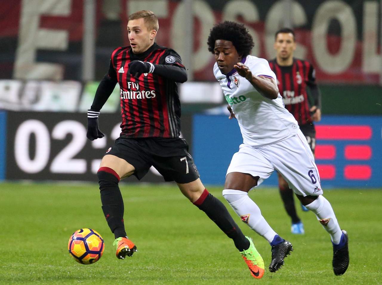 Milán regresó a la senda de la victoria derrotando 2-1 a la Fiorentina. (EFE)