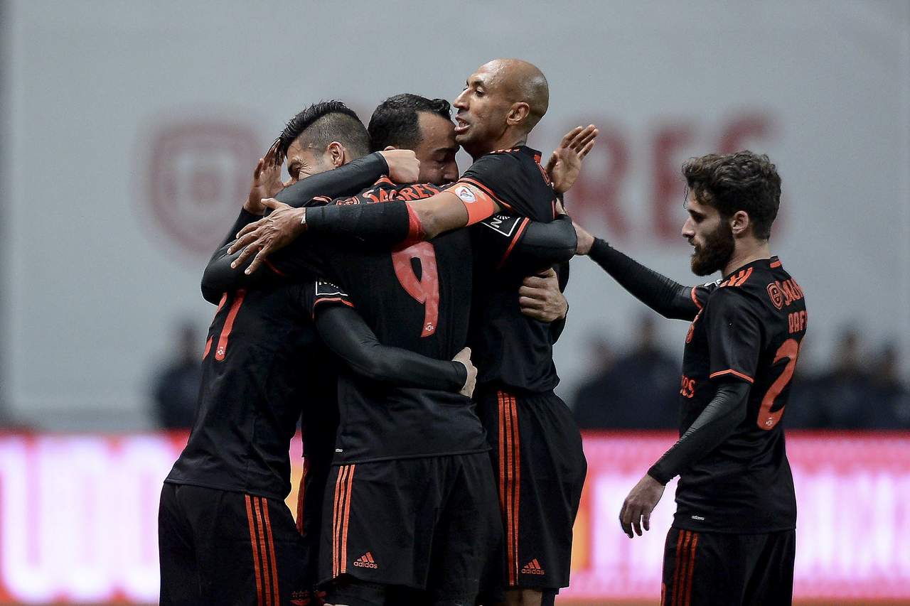 Los jugadores de Benfica celebran el tanto anotado por Konstantinos Mitroglou en la victoria sobre Sporting Braga. (EFE)