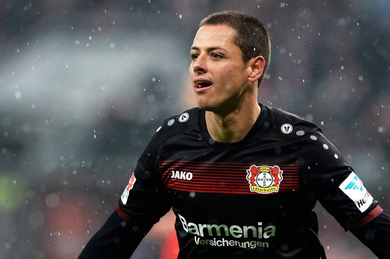 Javier Hernández anotó dos goles en la victoria del Bayer 3-1 sobre Augsburgo. (Archivo)