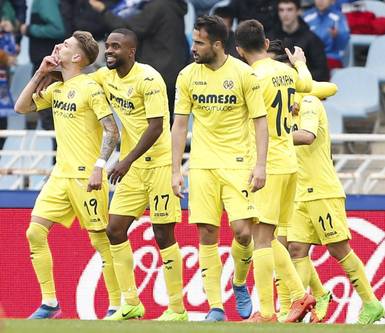 Los jugadores del Villarreal celebran el gol de Samu Castillejo (i), conseguido ante la Real Sociedad. Villarreal le gana la partida a Vela
