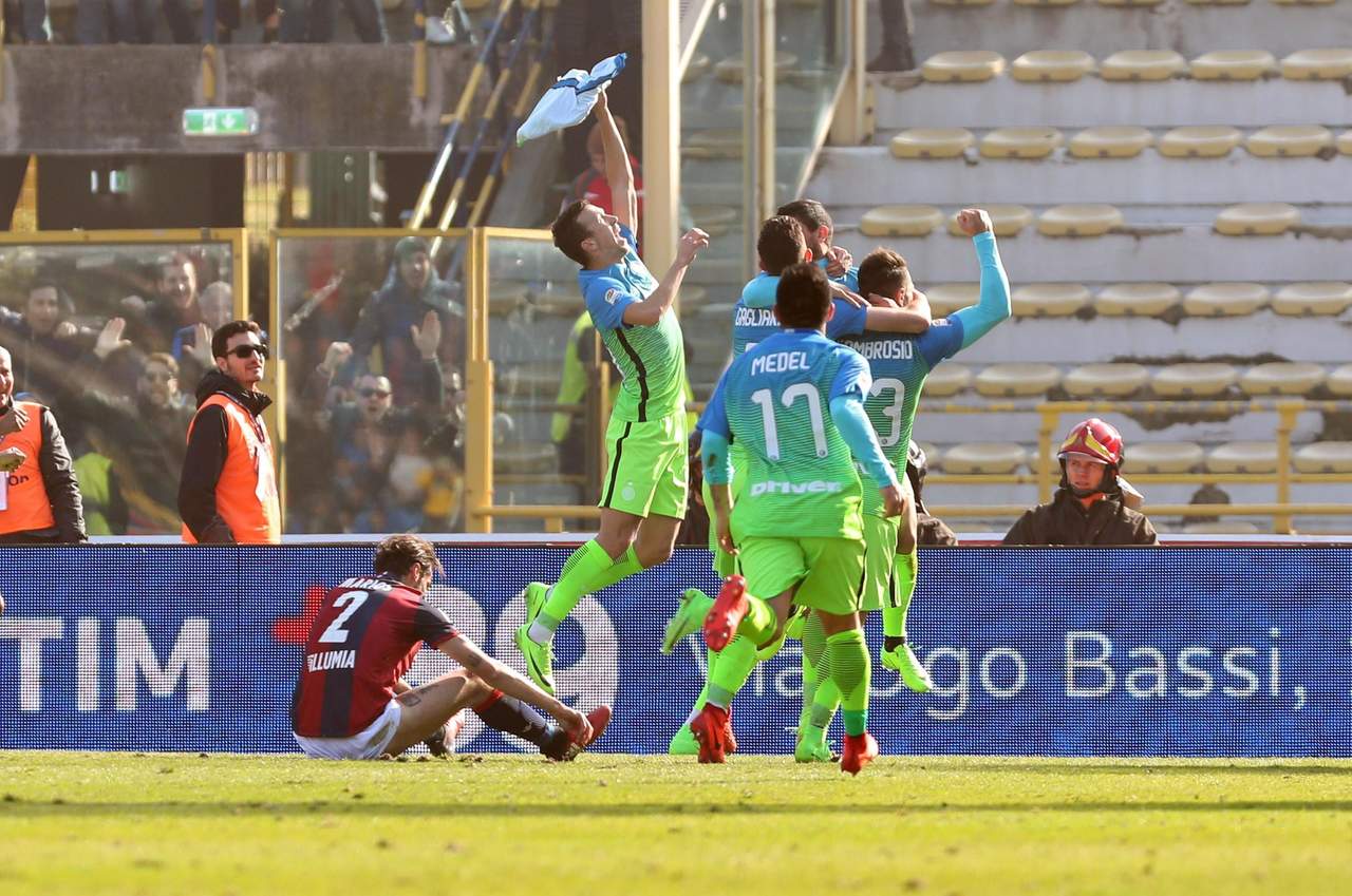 Gabriel Barbosa celebra con sus compañeros el gol del triunfo. (AP)
