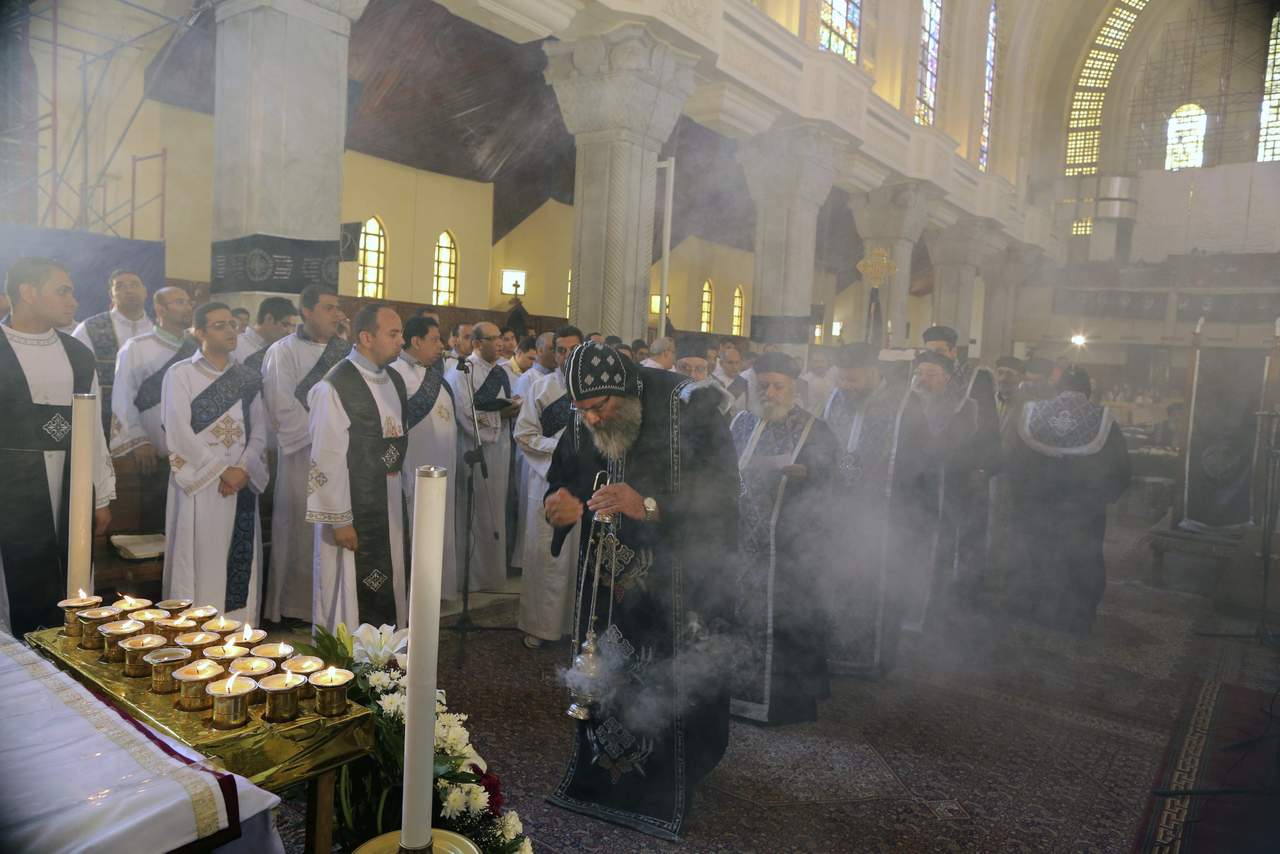 Los coptos cristianos de Egipto, que representan hasta 10% de la población, siempre han sido un blanco favorito de los islamistas violentos. (ARCHIVO)