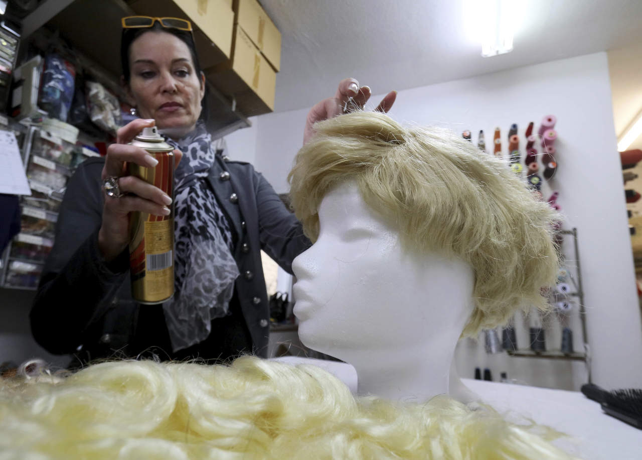 En algunos locales de renta de disfraces se han agotado las características pelucas que imitan el peinado del presidente estadounidense. (AP)