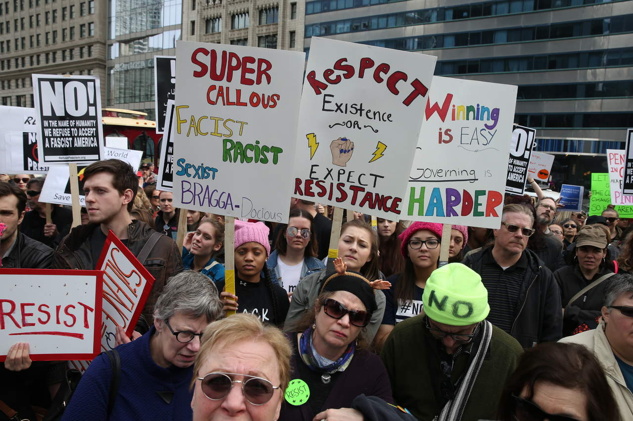 Más de 100 manifestantes protestaron en Washington, D.C., donde docenas de manifestantes corearon 'Echen a Trump' y 'Amor, no odio. (AP)