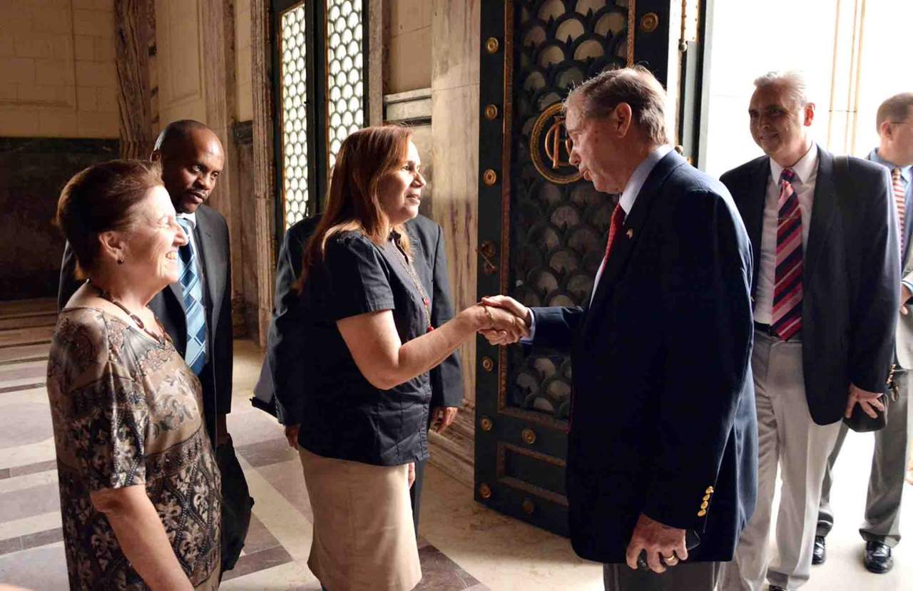 En una de las fotografías aparece la propia Vidal junto al ministro de Exteriores cubano, el senador Leahy y su esposa Marcelle. (TWITTER)