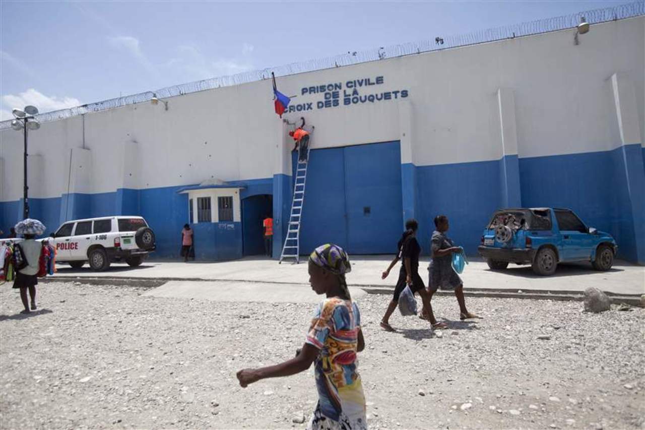 El hacinamiento, la mala nutrición y las enfermedades infecciosas que brotan en celdas han conllevado a un aumento de muertes de reos, incluyendo 21 en la penitenciaría de Puerto Príncipe solo el mes pasado. (ESPECIAL)