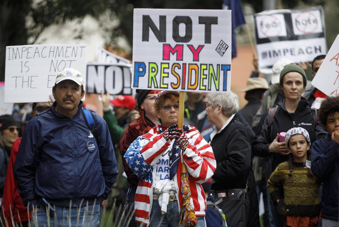 A coro. El lema más coreado en las marchas fue '¡No es mi Presidente!' 