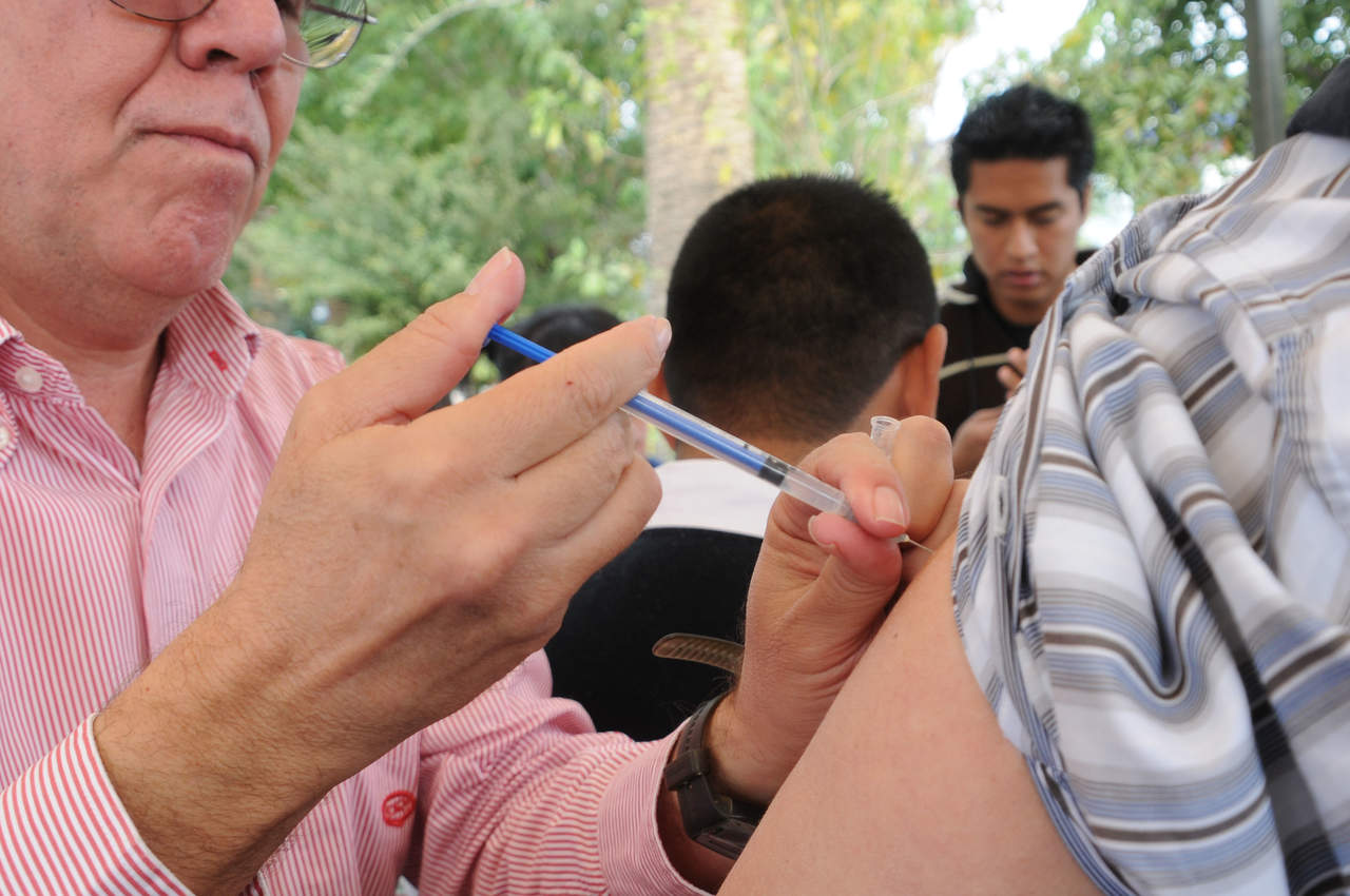 Ninguno de los fallecidos en todo Coahuila tiene antecedente de vacunación. (ARCHIVO)