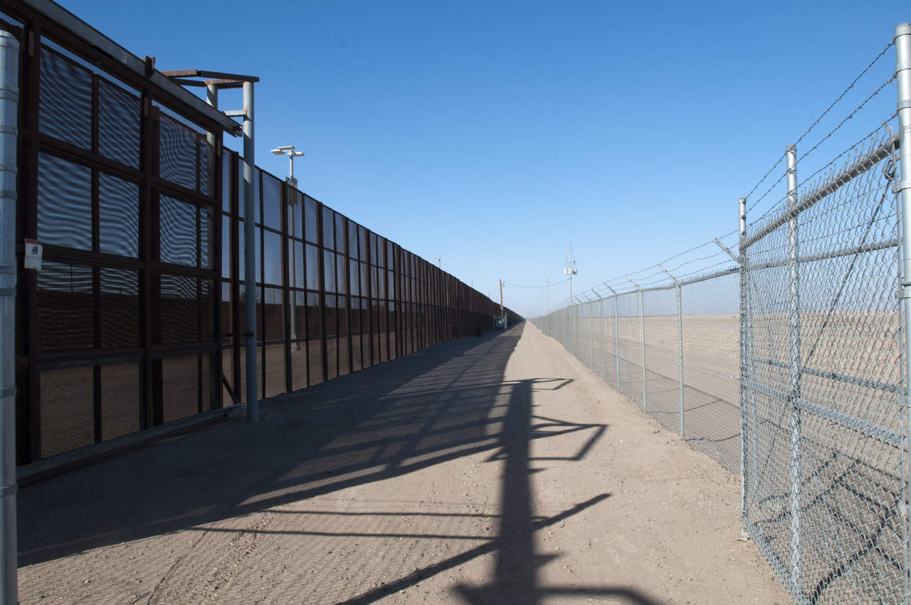 Kelly ordenó también al CBP, a que, en consultas con las agencias federales apropiadas, inicie “inmediatamente la planeación, el diseño, construcción y mantenimiento de un muro (en la frontera con México), incluyendo, alumbrado, tecnología y carreteras para el patrullaje”. (ARCHIVO)
