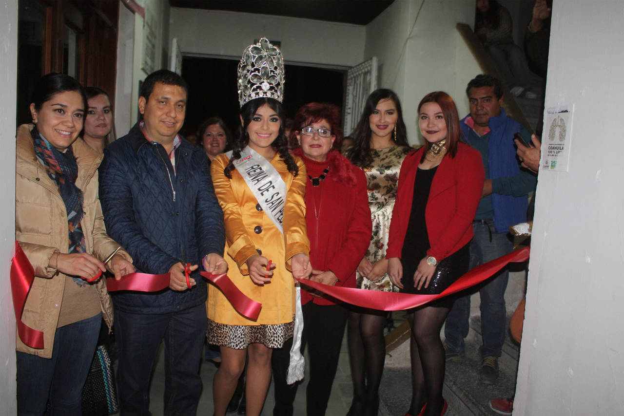 Exposición. Las autoridades municipales inauguraron la exposición fotográfica de las Reinas de la Feria del Algodón y la Uva.