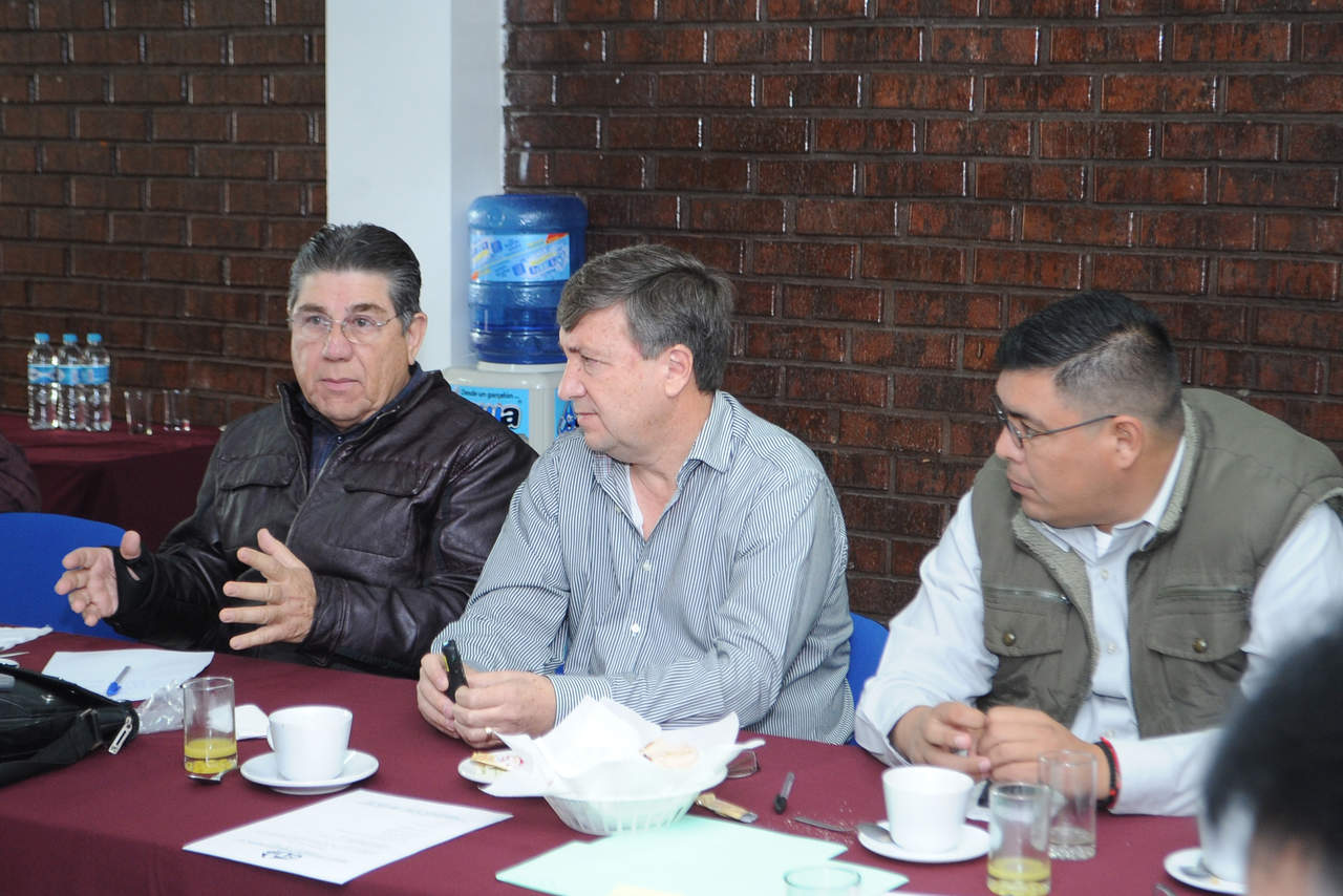 Gerardo Berlanga, director de Obras Públicas en Torreón se reunió ayer con miembros del CLIP para dar a conocer las obras que actualmente ejecuta el Municipio y el Estado en la ciudad. (RAMÓN SOTOMAYOR)