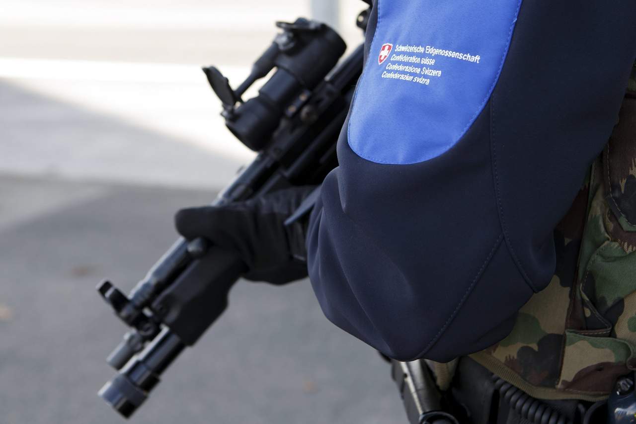 En la operación, en la que han participado más de cien agentes de la Policía cantonal del Ticino y de la Oficina federal de la Policía. (ARCHIVO)
