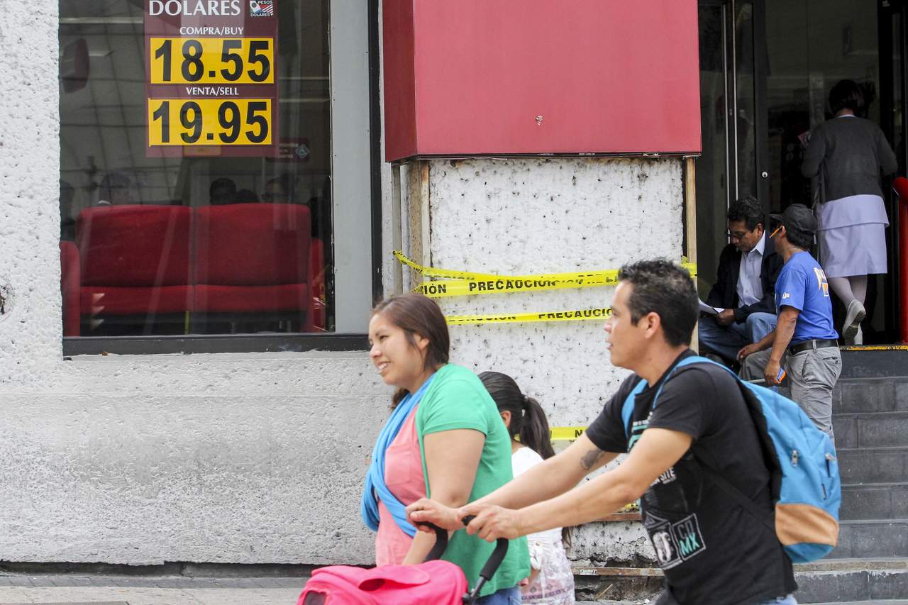 El dólar al menudeo se vendía al mediodía de hoy miércoles en 20.35 pesos en la ventanilla de los bancos. (ARCHIVO)