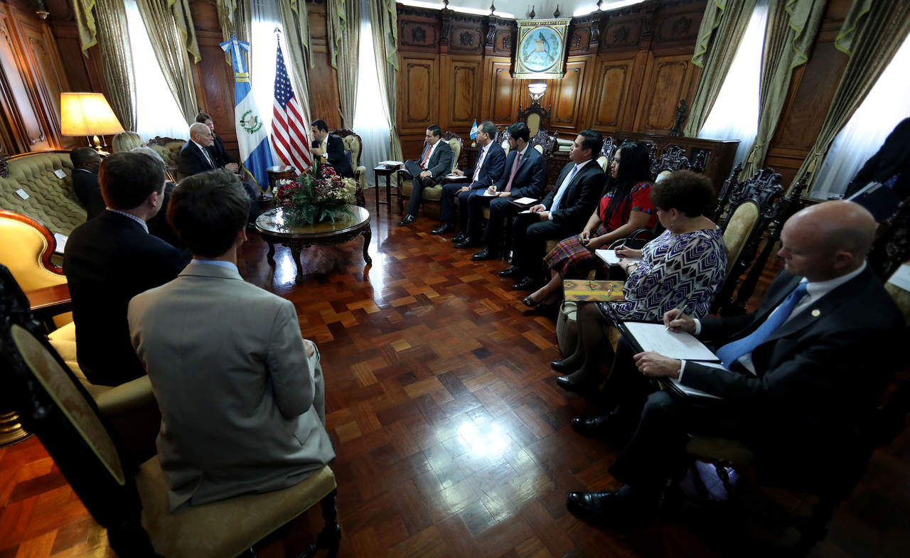 El secretario de Seguridad Nacional de los Estados Unidos, John Kelly, se reunió con el presidente de Guatemala Jimmy Morales, en el Palacio Nacional. (EFE)