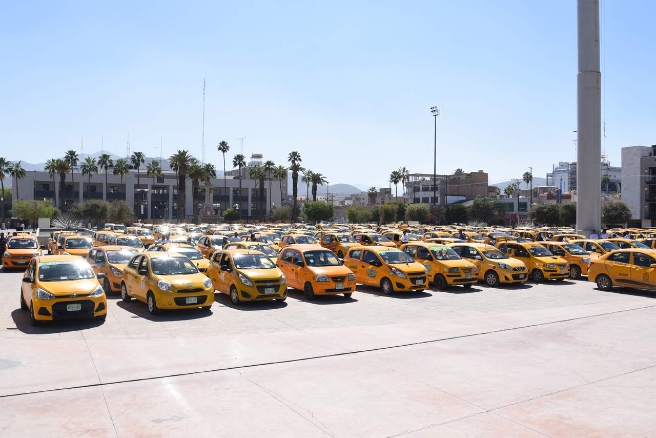 Fueron alrededor de 500 los taxis que se concentraron en la Plaza Mayor y según Guardado Guzmán, “es para mostrar  unidad entre las 20 organizaciones de taxistas de Torreón'. (EL SIGLO DE TORREÓN)