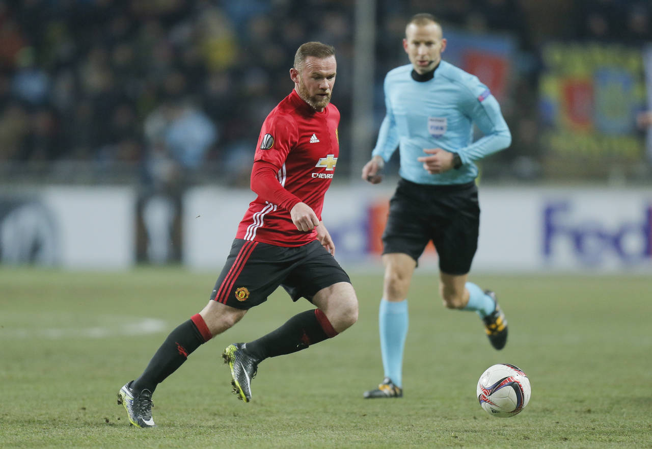 Wayne Rooney se quedará con el Manchester United, pese a jugosas ofertas de la Superliga de China.  (Archivo)