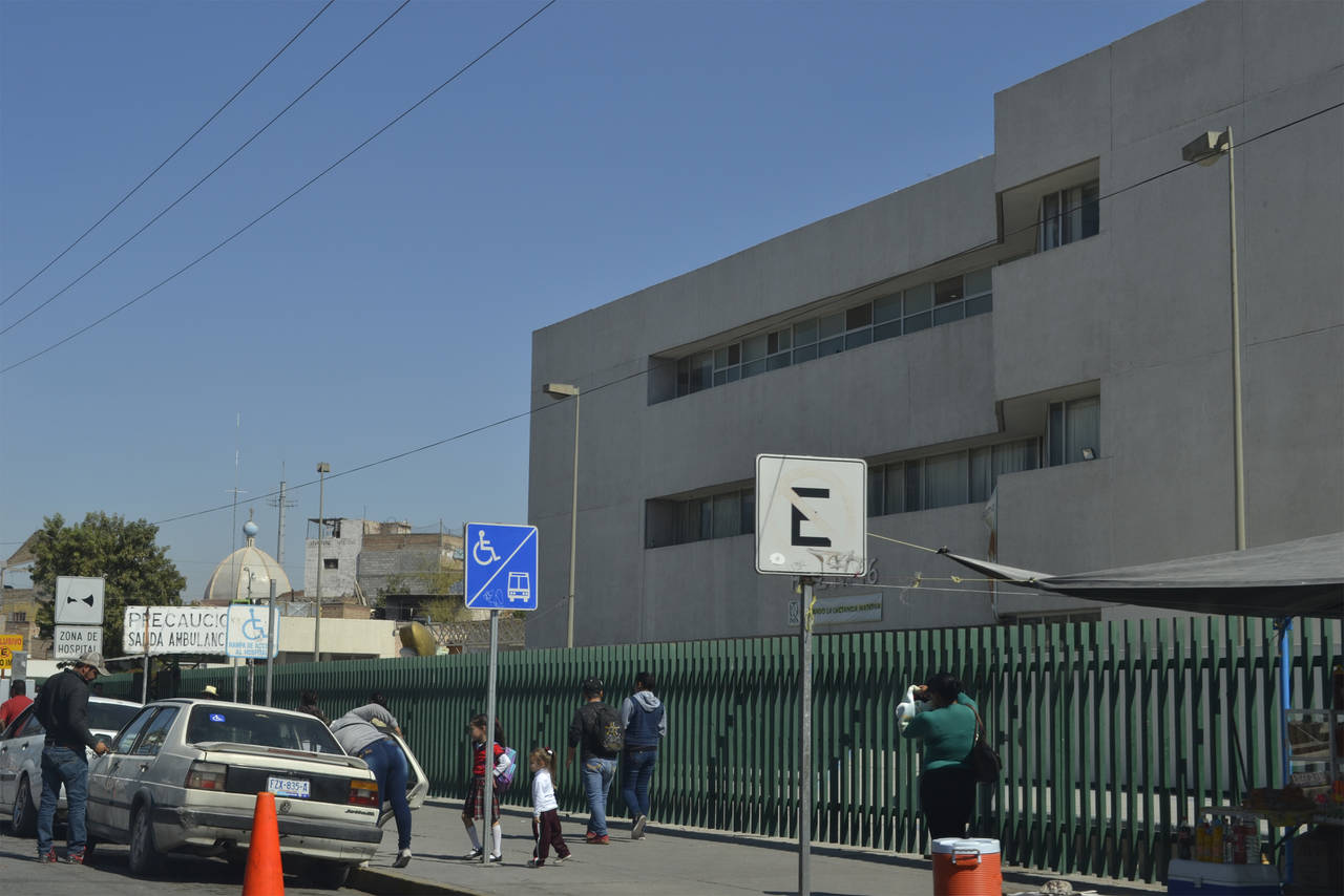 Accidente. A distintos hospitales de Gómez Palacio fueron trasladadas las tres mujeres lesionadas en el accidente.