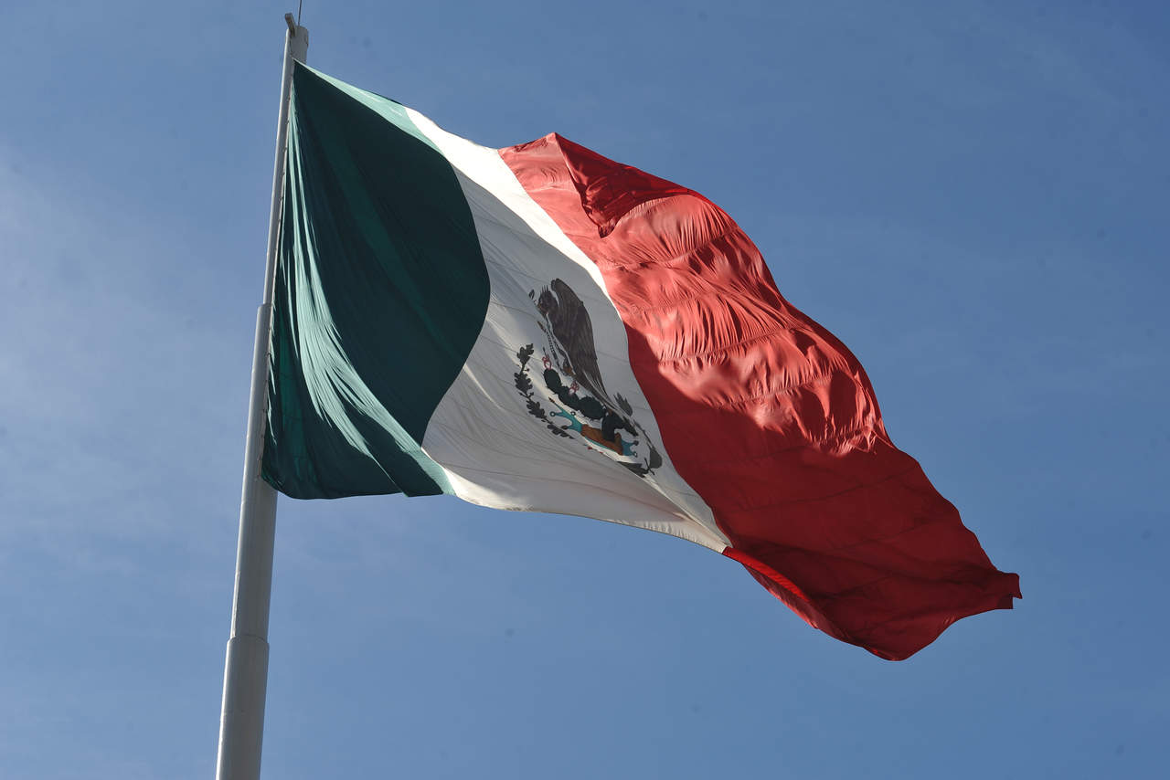 La bandera es símbolo de independencia, libertad, unidad y derechos que gozamos como mexicanos. (ARCHIVO)