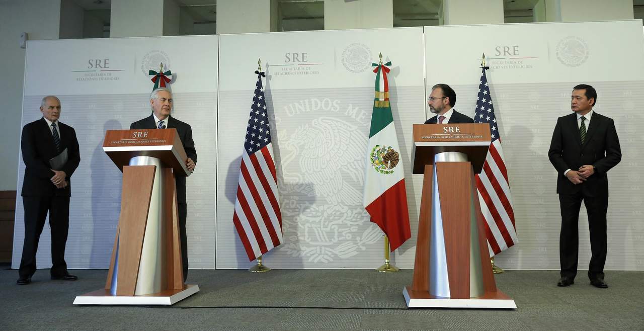 Esta tarde los funcionarios de EU y México ofrecieron una conferencia de prensa conjunta. (EFE) 