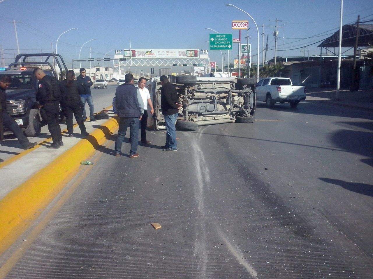 El accidente ocurrió en la carretera Gómez Palacio-Jiménez, poco antes de llegar al cruce con la carretera al antiguo Cereso, en la colonia Casa Blanca. (EL SIGLO DE TORREÓN)