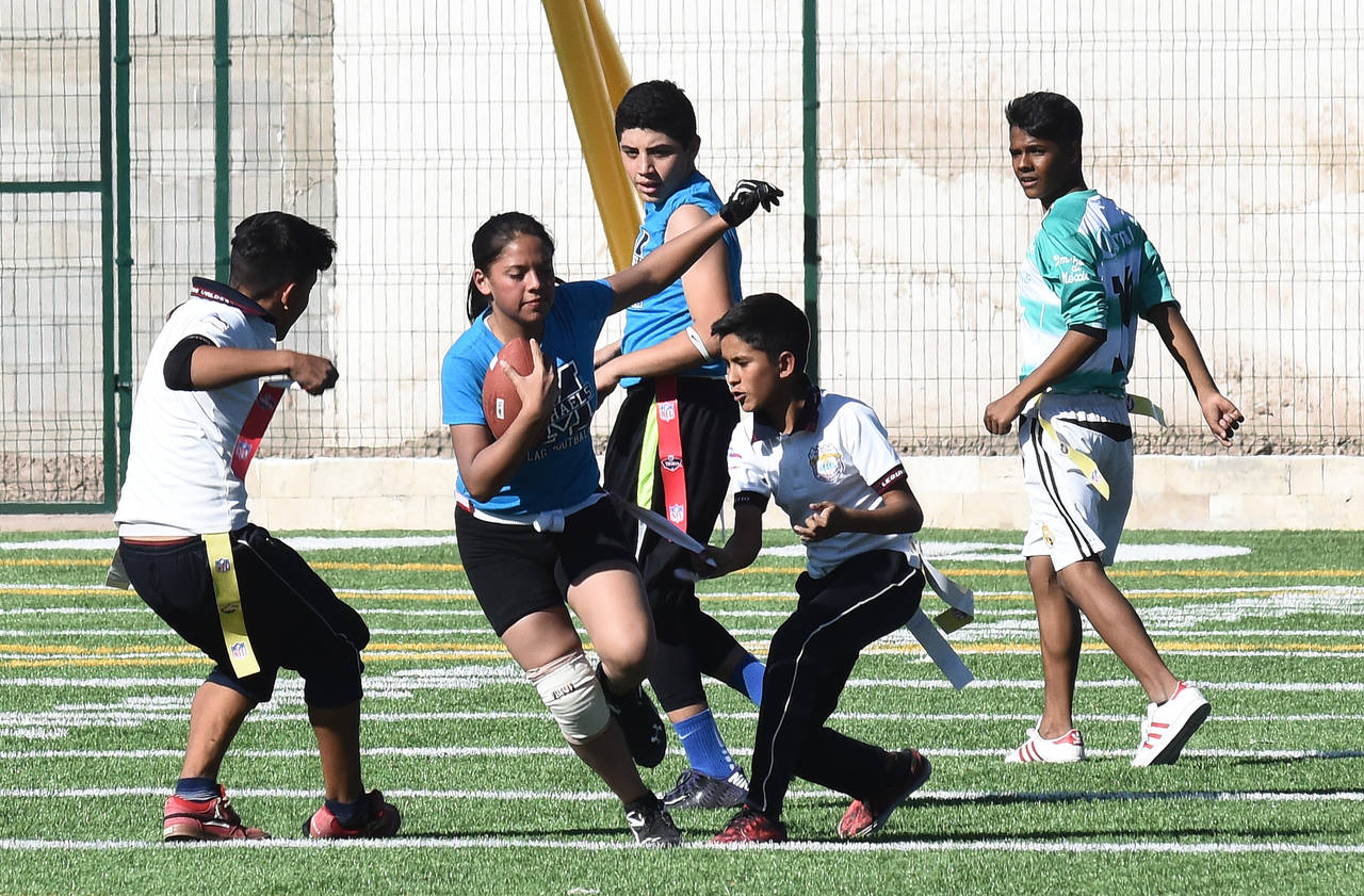 En el Flag Football no se realiza contacto físico entre los deportistas, las jugadas terminan cuando los despojan de un banderín. (Archivo)
