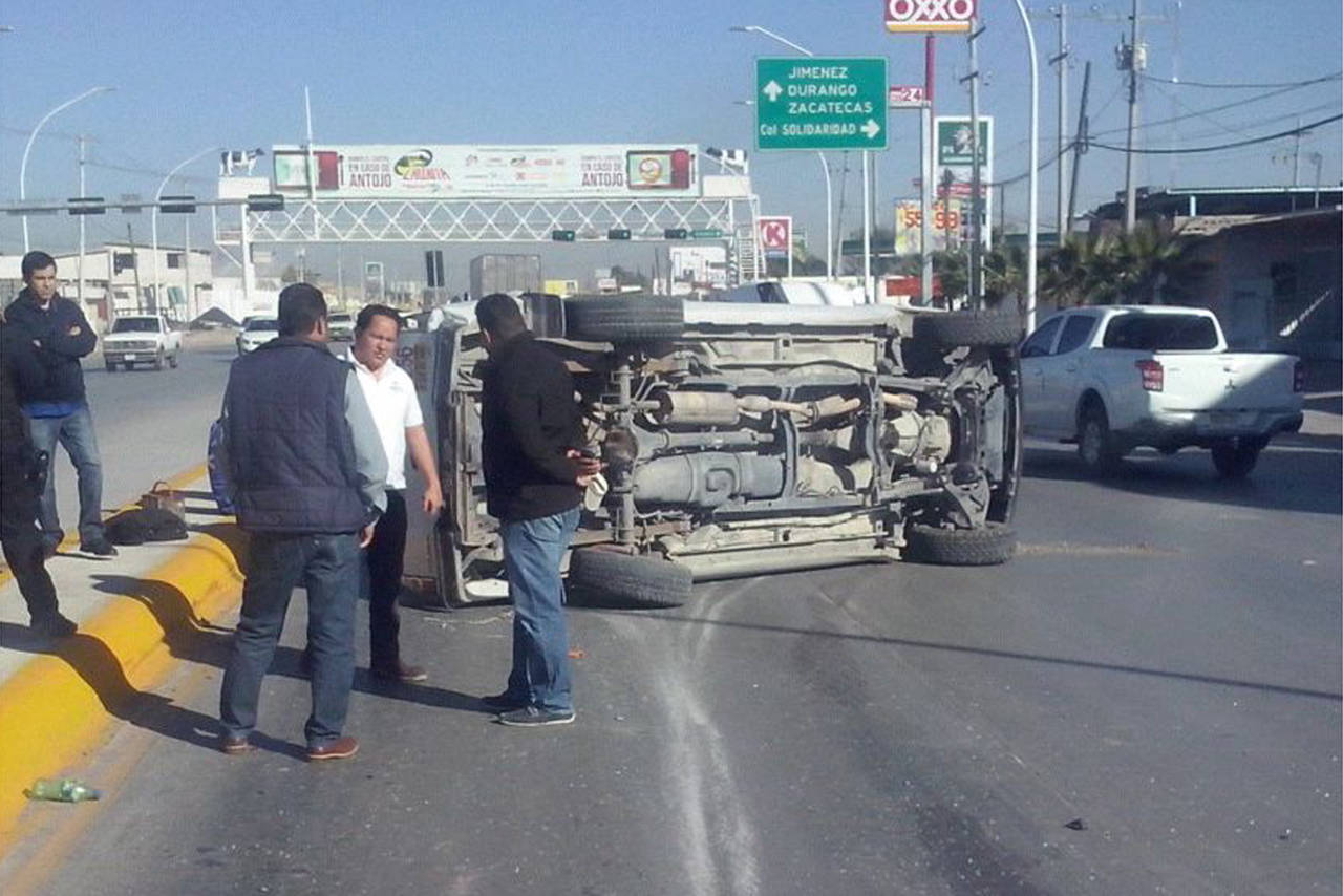 Aparatoso. La camioneta Ford Ranger, quedó volcada sobre su costado izquierdo, en la carretera Gómez Palacio-Jiménez. (EL SIGLO DE TORREÓN)