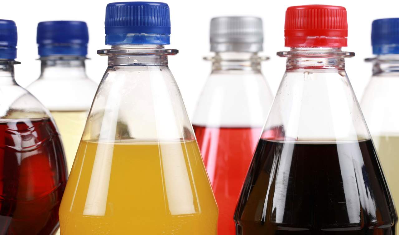 Litros. Los mexicanos dejaron de tomar 5.1 litros de bebidas azucaradas durante el año 2015.