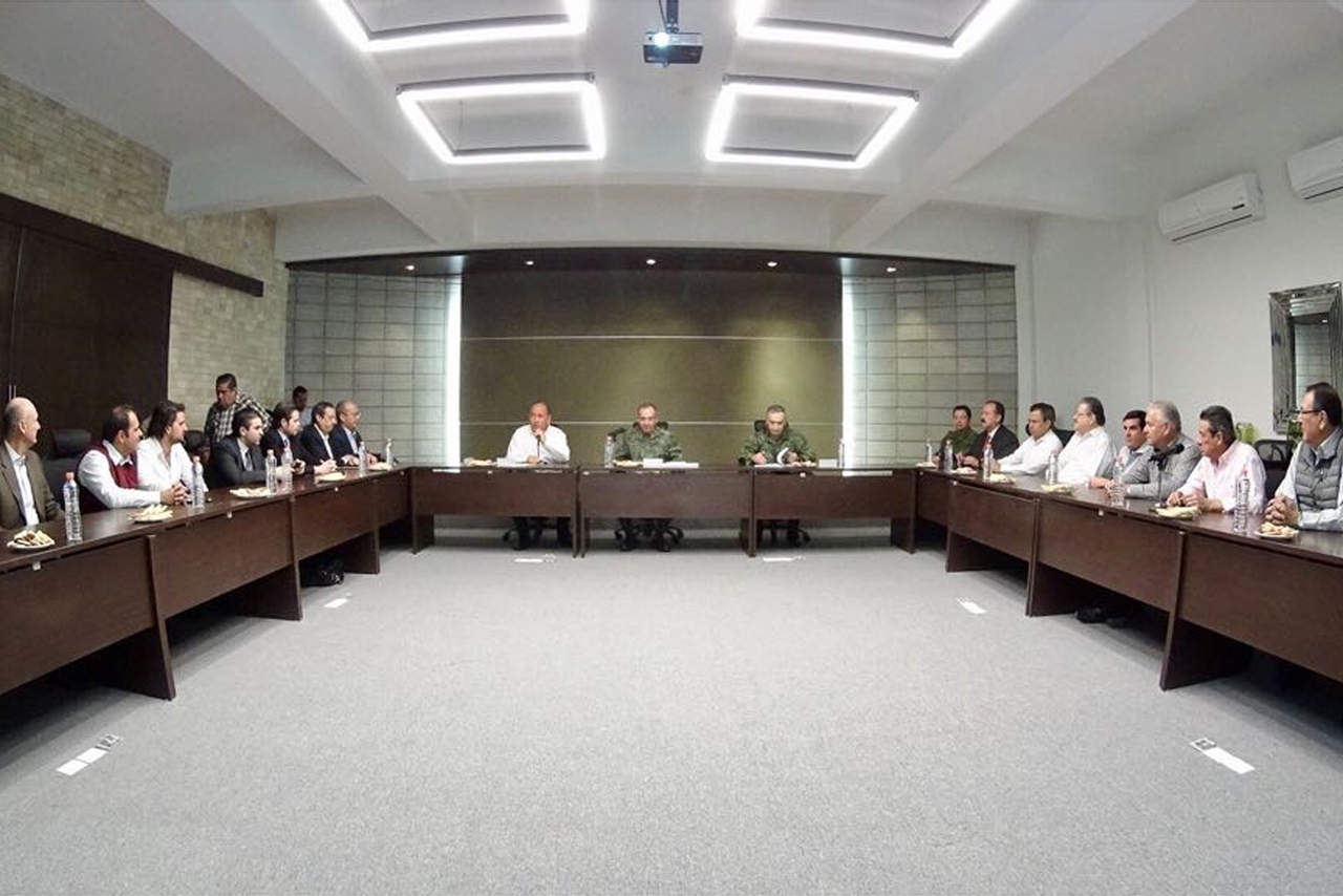 El gobernador Rubén Moreira Valdez con la presencia del Subsecretario de la Defensa Nacional, se reunió con miembros de la iniciativa privada. (EL SIGLO DE TORREÓN)