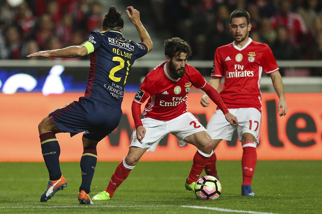 Benfica derrotó 3-1 a Chaves y llegó  a 57 puntos, ahora le saca cuatro unidades al Porto, segundo lugar del torneo. (EFE)