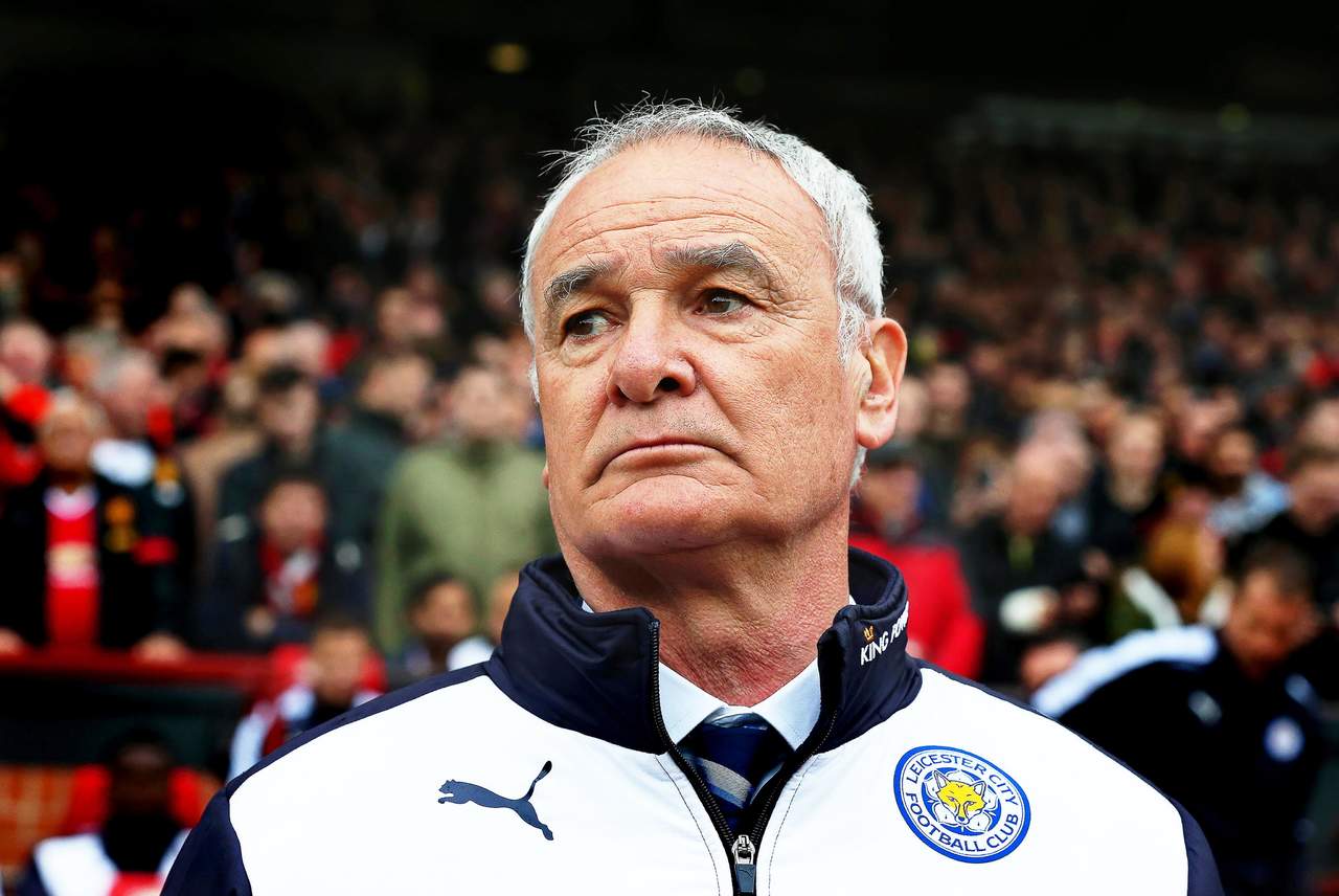 Claudio Ranieri dejó ayer de ser técnico del Leicester, equipo con el que conquistó el campeonato de la Premier la temporada pasada. (Archivo)