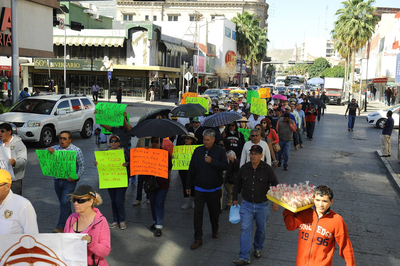 Protesta. A una semana de huelga en las Unidades Laguna y Saltillo de la casa de estudios, ayer marcharon. (Erick Sotomayor)