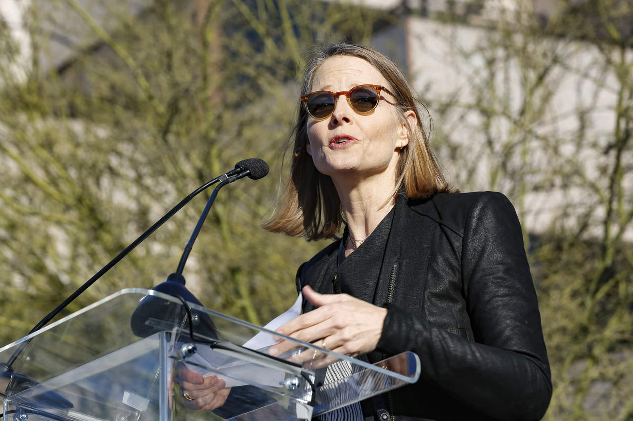 La actriz Jodie Foster se unió a otras personalidades de Hollywood en un acto público de protesta previo a los Oscar. (AP)