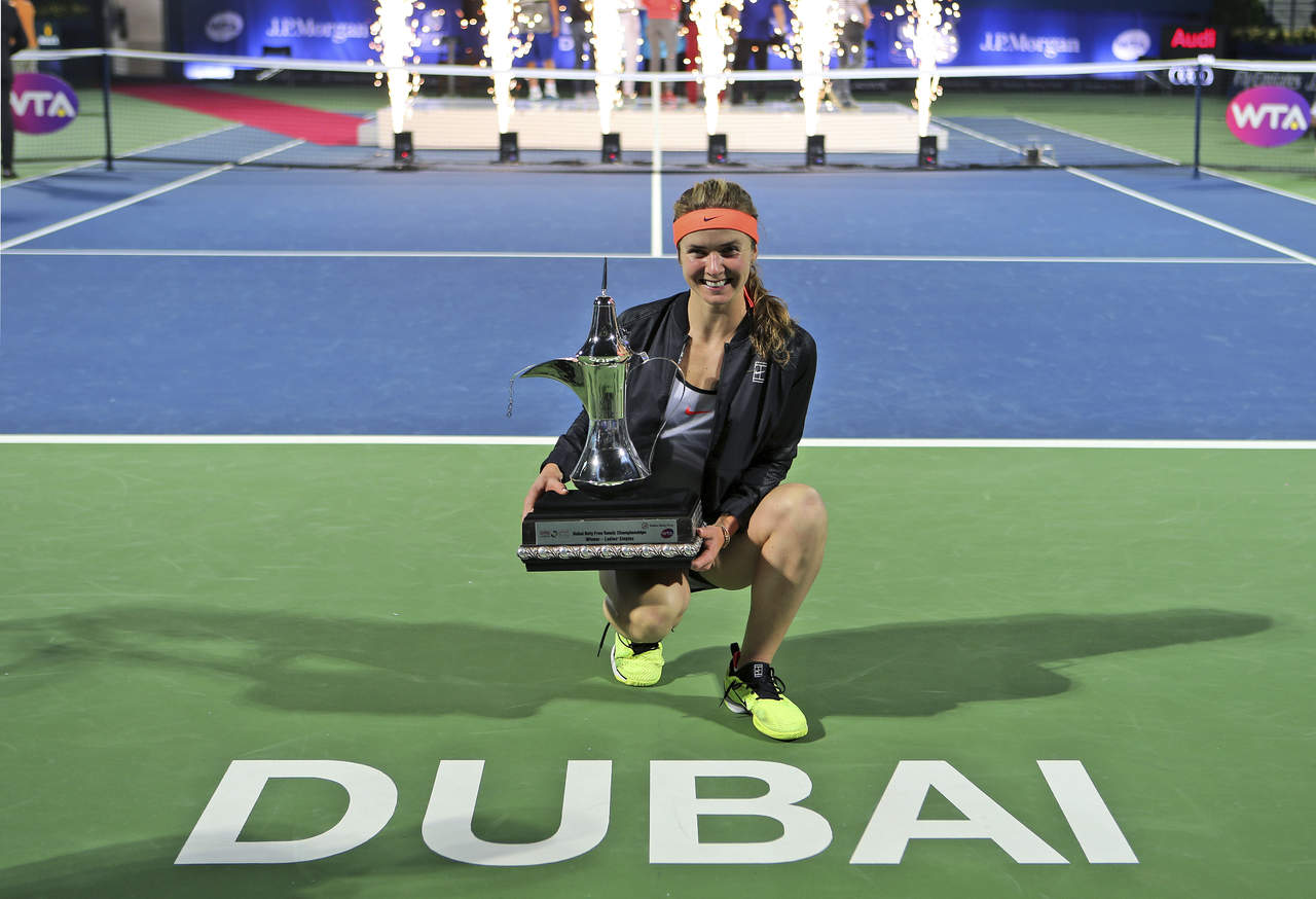 Elina Svitolina derrotó 6-2, 6-4 a la danesa Caroline Wozniacki en la gran final. (AP)
