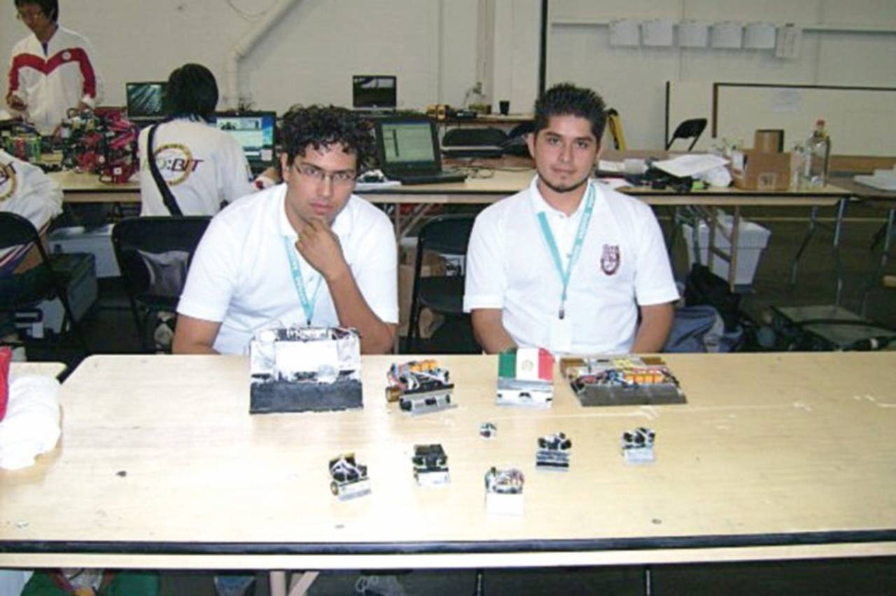 Experiencia. Luis Reyna (Izq.) participó junto con Hugo Martínez en el Concurso Internacional Robolympics 2007.