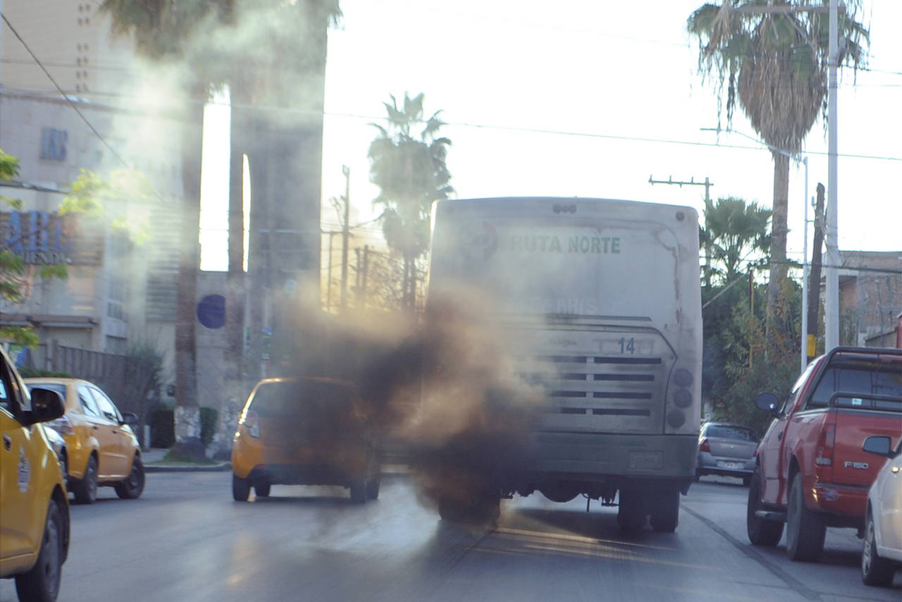 Contaminación. Los autobuses, además de los vehículos particulares, representan la principal fuente de contaminación. 