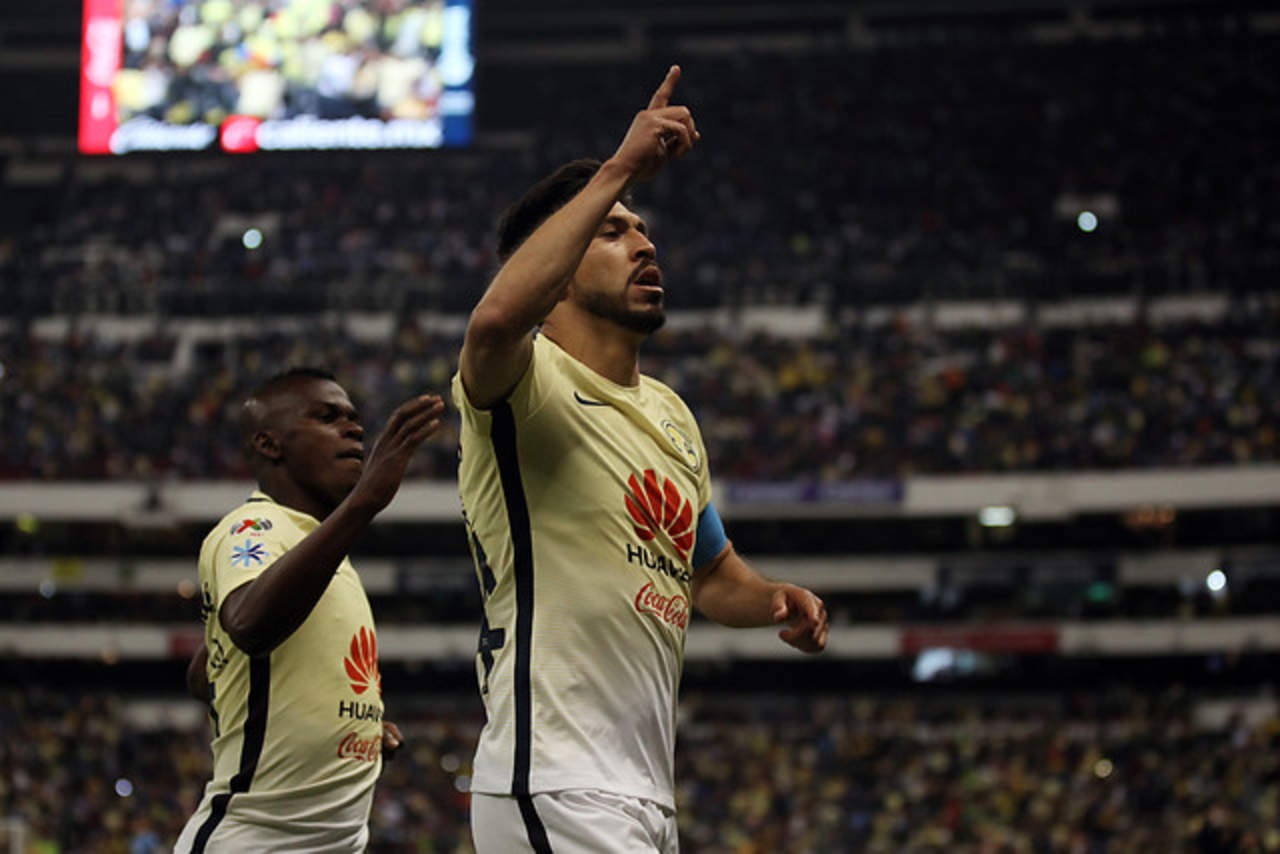 Oribe Peralta jugó un gran partido ayer y anotó los dos tantos del América en la victoria 2-0 sobre Cruz Azul. (Jam Media)
