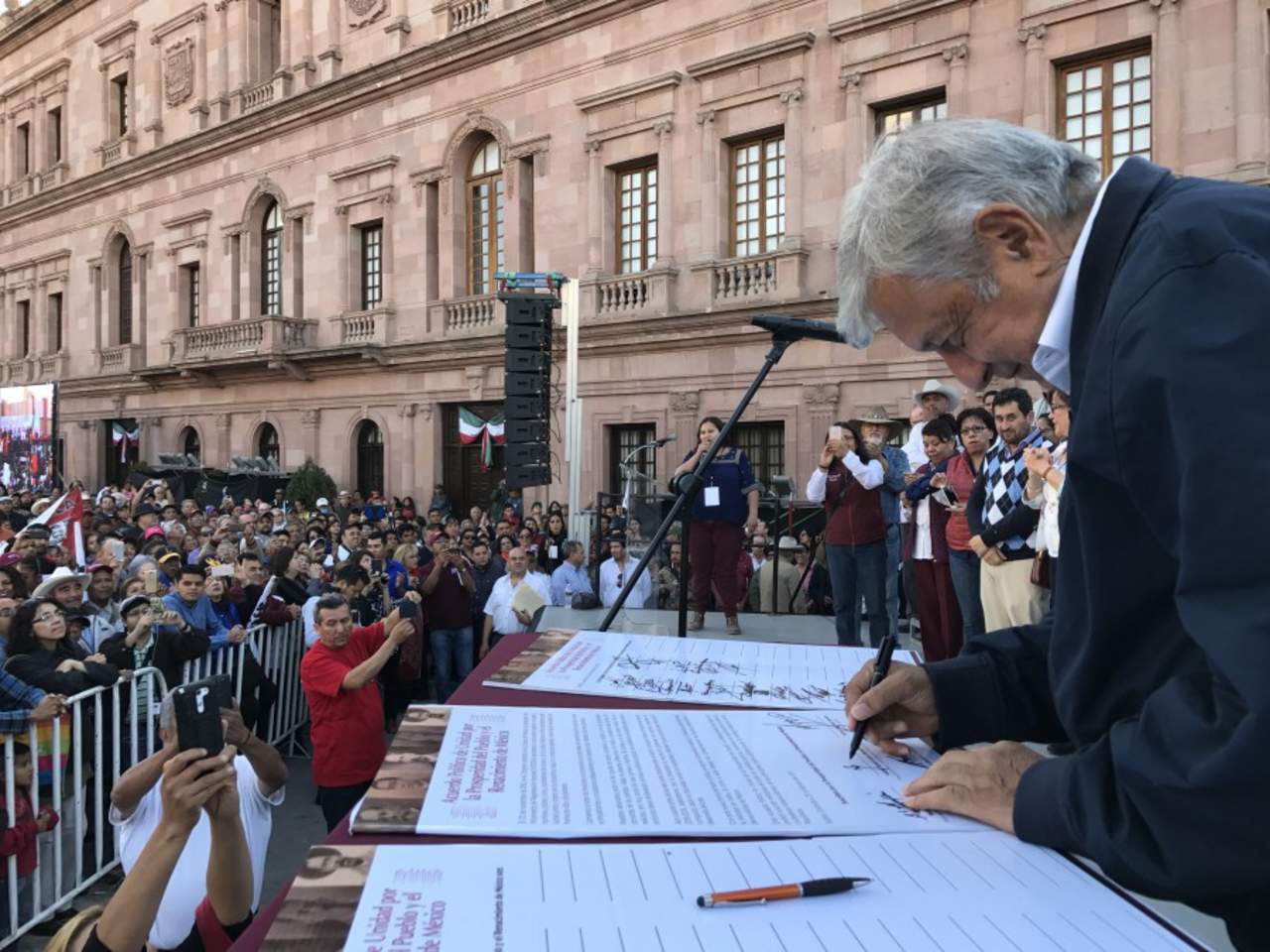 Acto. López Obrador firmó el Acuerdo Político de Unidad.