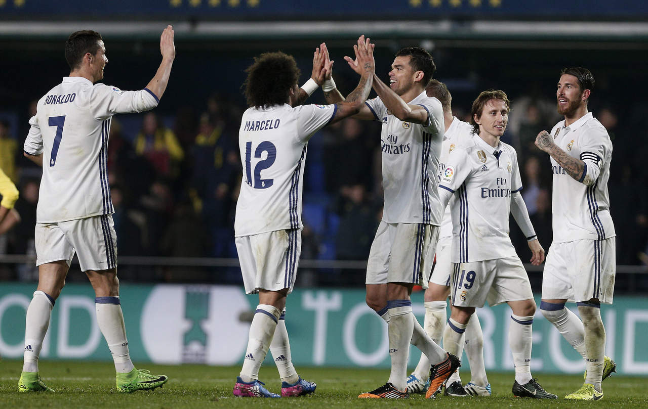Real Madrid derrotó 3-2 al Villarreal y llegó a 55 puntos para recuperar la cima de la Liga de España. (EFE)