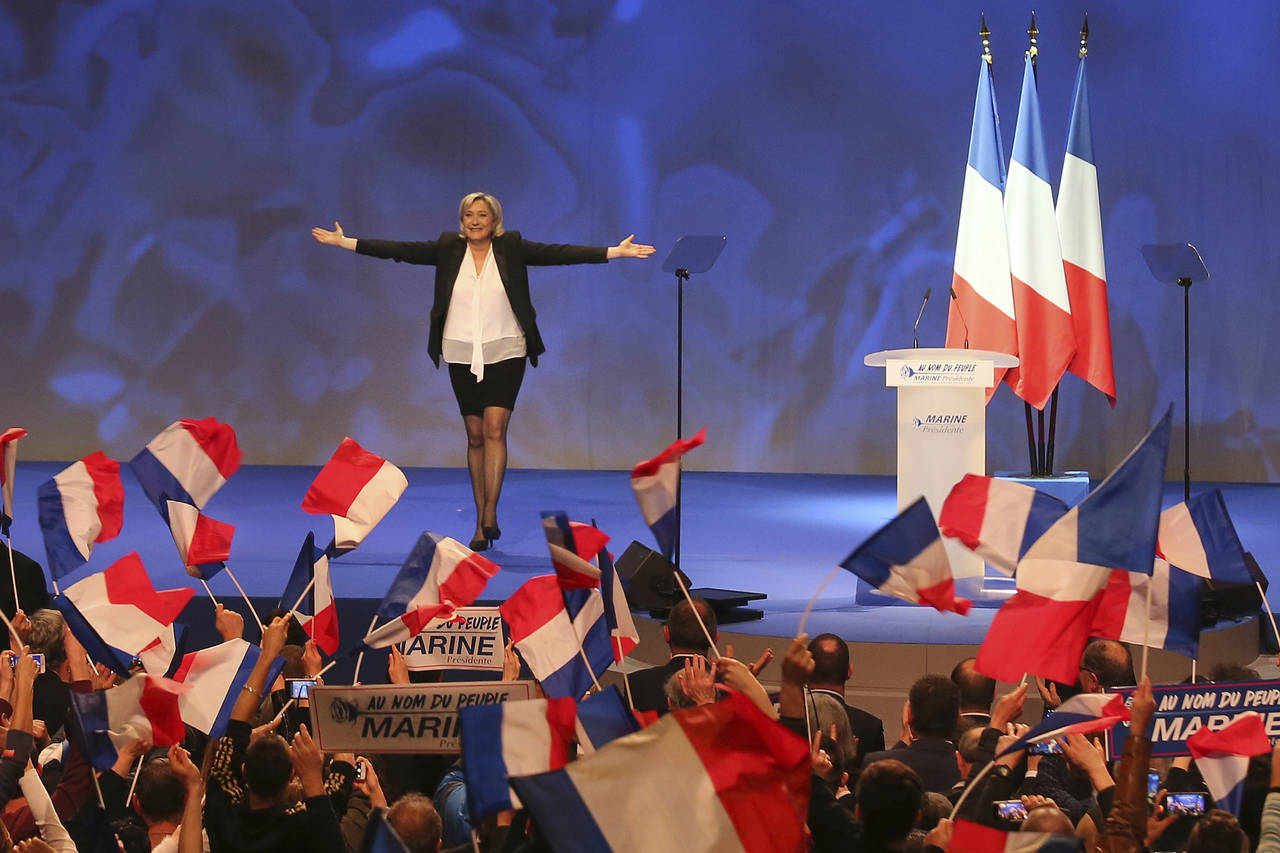 Se le entregan. Le Pen sigue los pasos de Donald Trump al criticar a los gobiernos anteriores y revalorar a los franceses.