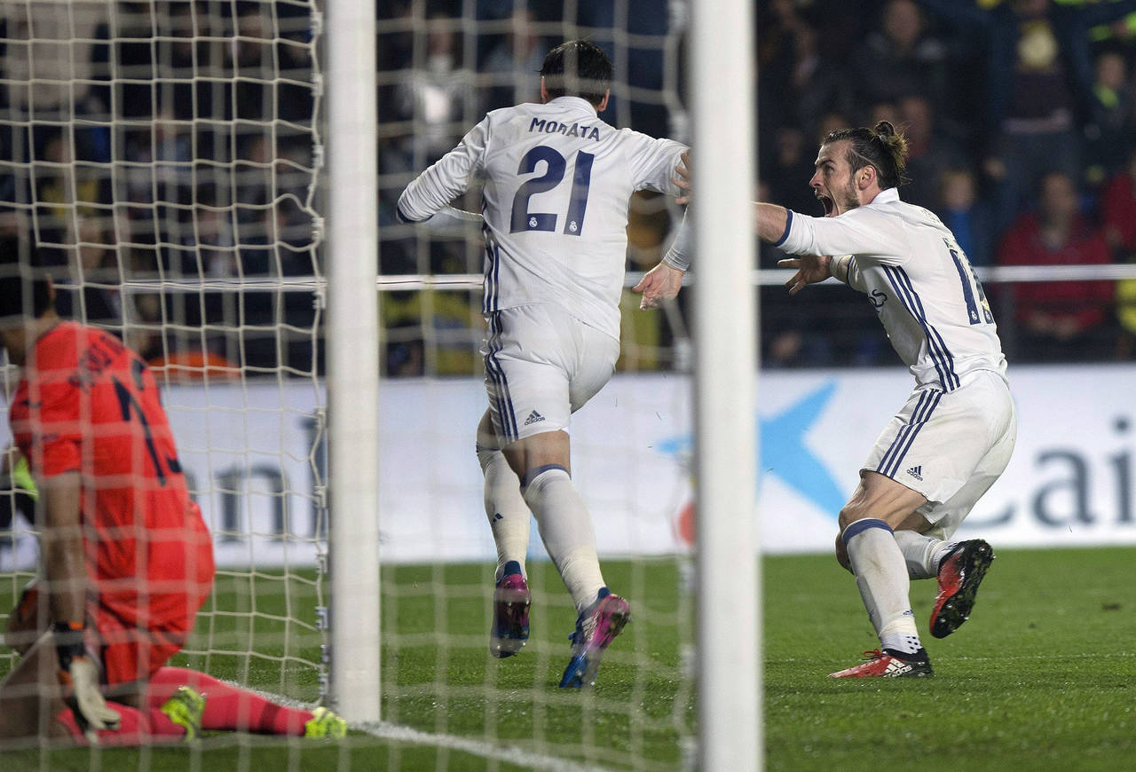 El delantero del Real Madrid Álvaro Morata (c) celebra su gol, tercero del equipo frente al Villarreal. El Madrid remonta contra Villarreal