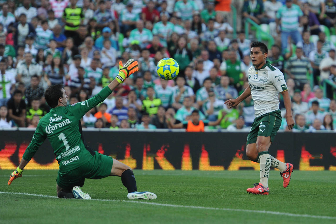 Osvaldo Martínez abrió el marcador con una anotación vistosa en el primer tiempo, aunque al final no alcanzó para el triunfo. (Ramón Sotomayor)