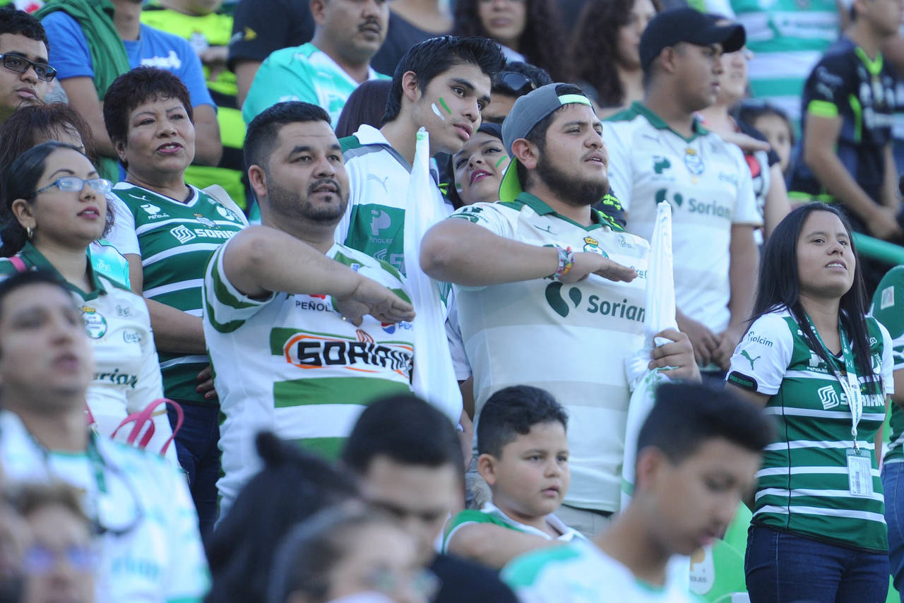 Los aficionados entonaron el Himno Nacional antes de iniciar el partido. Rayos se llevan un punto de Torreón tras casi siete años