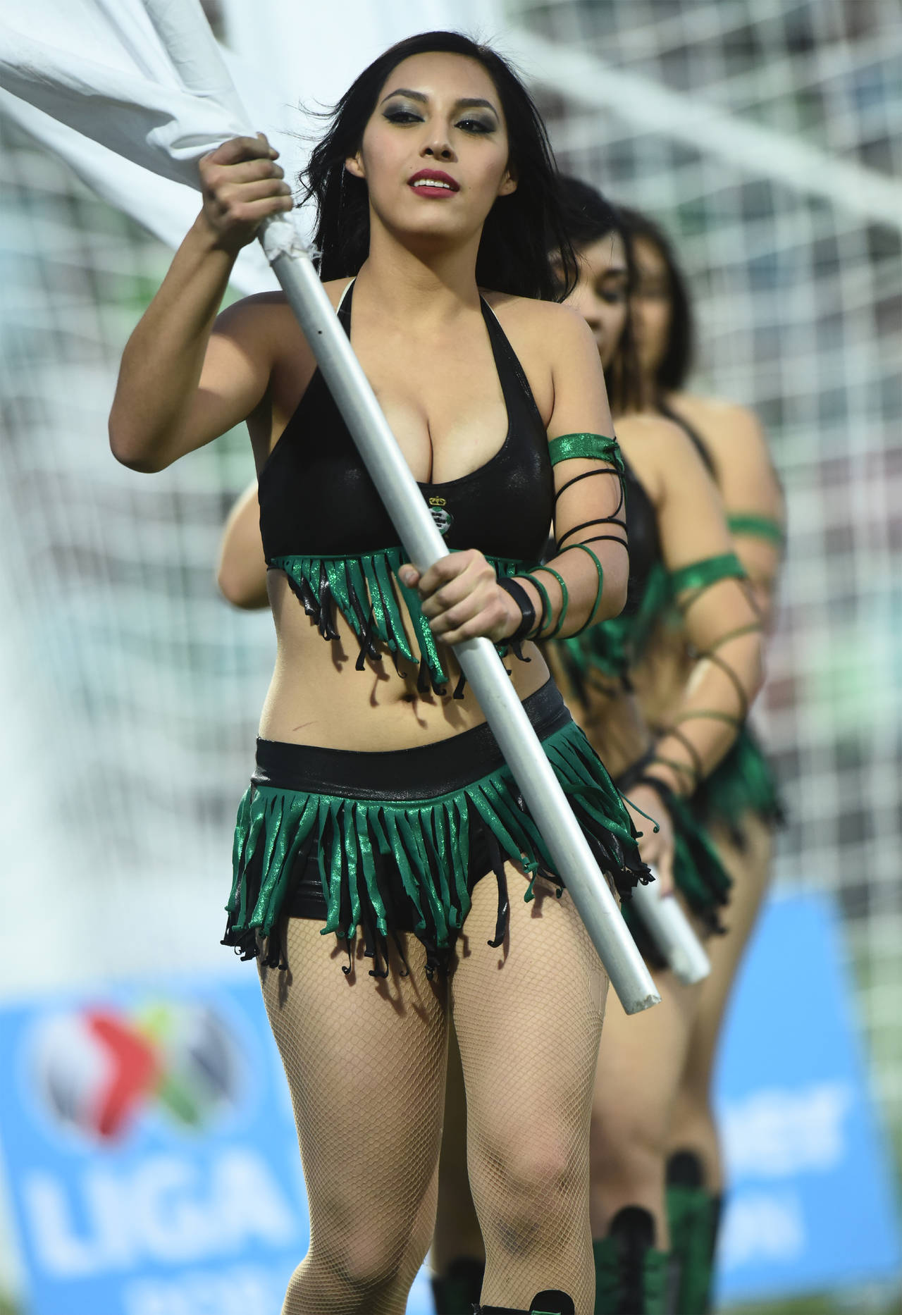 Las guapas Guerreritas se hicieron presentes en la cancha del estadio Corona en el empate entre Santos y Necaxa. 