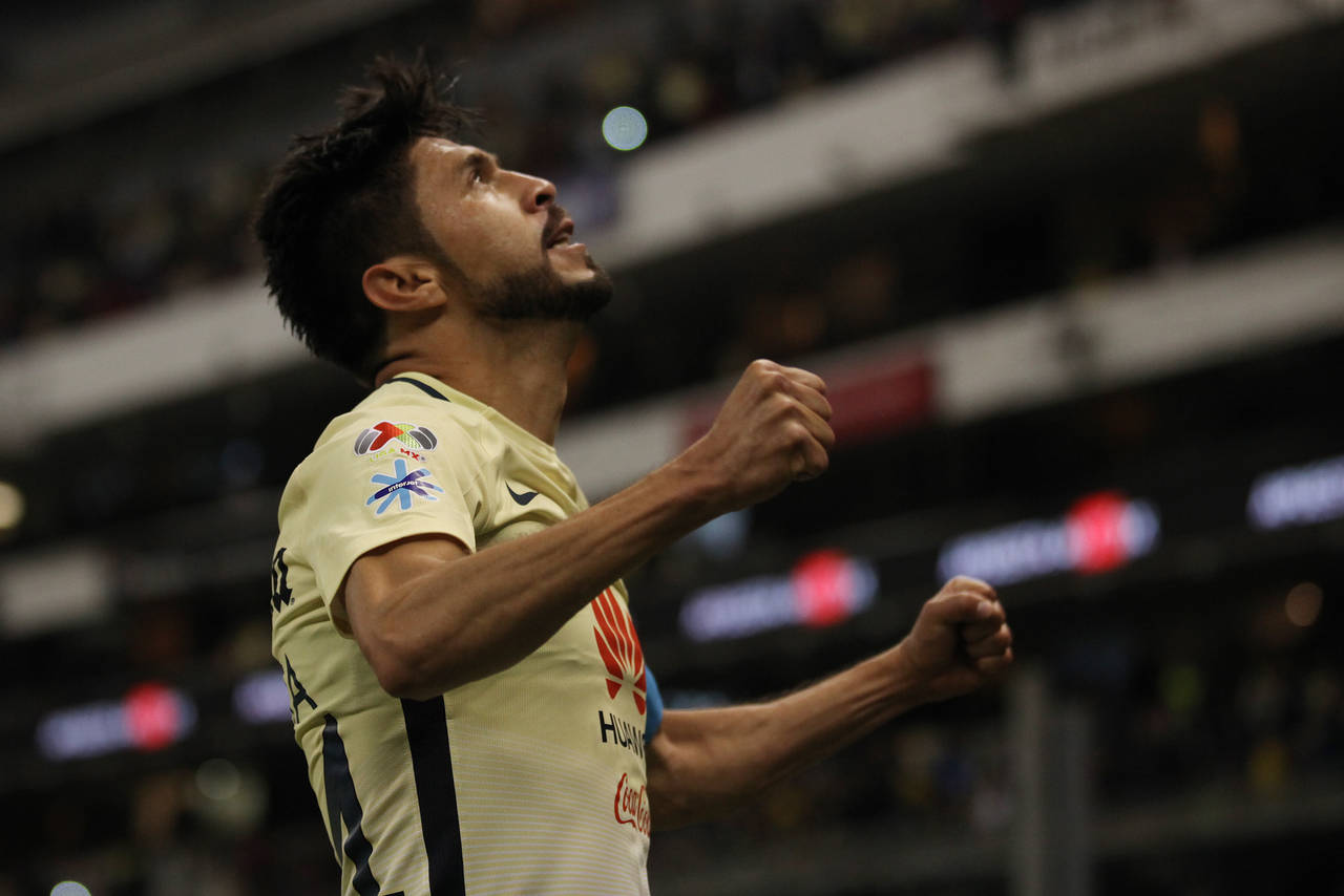 La figura. Oribe Peralta anotó los dos goles en la victoria del América sobre Cruz Azul. (Jam Media)