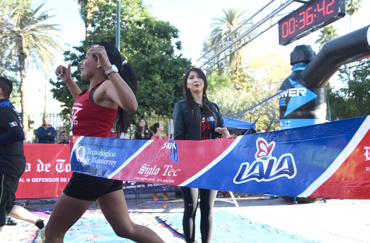 Estela Hernández registró 36 minutos y 52 segundos en la distancia de los 10 kilómetros, en damas.